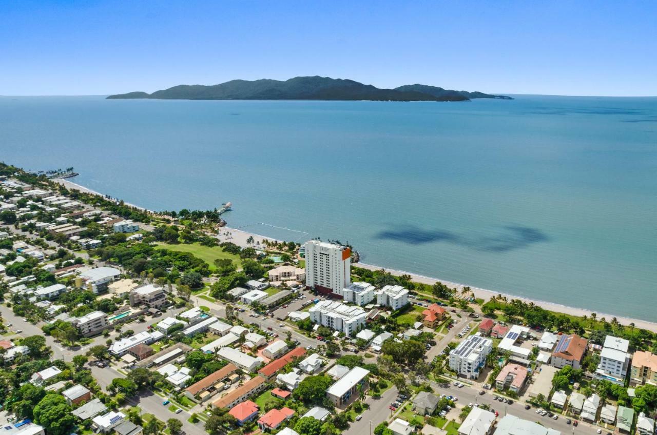 Aquarius On The Beach Townsville Exterior photo